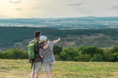 Pares en el amor que coloca y que mira la visión panorámica hermosa fotografía de archivo libre de regalías Pares en el amor que coloca y que mira la visión panorámica hermosa fotografía de archivo libre de regalías