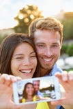 Pares en el amor que toma la foto del selfie con smartphone fotos de archivo libres de regalías Pares en el amor que toma la foto del selfie con smartphone fotos de archivo libres de regalías