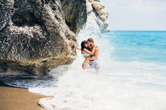 Pares en la natación del amor en el mar imágenes de archivo libres de regalías Pares en la natación del amor en el mar imágenes de archivo libres de regalías