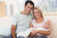 Pares en sala de estar con el bebé Pares en sala de estar con el bebé