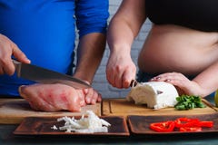 Pares excessos de peso que cozinham o alimento da dieta Preparação gorda do homem e da mulher fotografia de stock royalty free Pares excessos de peso que cozinham o alimento da dieta Preparação gorda do homem e da mulher fotografia de stock royalty free