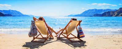Pares felices que se relajan en la playa imagen de archivo libre de regalías Pares felices que se relajan en la playa imagen de archivo libre de regalías