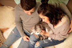 Pares felizes com gato em casa imagens de stock royalty free Pares felizes com gato em casa imagens de stock royalty free