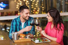 Pares felizes que jantam e vinho da bebida no restaurante foto de stock royalty free Pares felizes que jantam e vinho da bebida no restaurante foto de stock royalty free