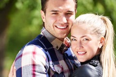 Pares felizes românticos com sorrisos bonitos imagem de stock royalty free Pares felizes românticos com sorrisos bonitos imagem de stock royalty free