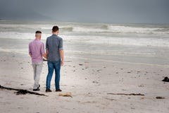 Pares gay que caminan llevando a cabo las manos imágenes de archivo libres de regalías Pares gay que caminan llevando a cabo las manos imágenes de archivo libres de regalías