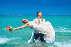 Pares hermosos felices en la playa en vestido de boda imagenes de archivo Pares hermosos felices en la playa en vestido de boda imagenes de archivo