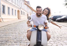 Pares jovenes alegres que montan una vespa y que se divierten imágenes de archivo libres de regalías Pares jovenes alegres que montan una vespa y que se divierten imágenes de archivo libres de regalías