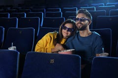 pares jovenes con película de observación de las palomitas imagenes de archivo pares jovenes con película de observación de las palomitas imagenes de archivo