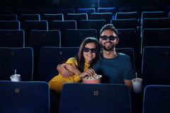 pares jovenes con película de observación de las palomitas en cine fotografía de archivo libre de regalías pares jovenes con película de observación de las palomitas en cine fotografía de archivo libre de regalías