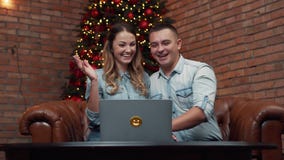 Pares jovenes que charlan con los parientes vía webcam Pares jovenes que charlan con los parientes vía webcam