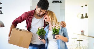 Pares jovenes que desempaquetan las cajas de cartón en el nuevo hogar que se mueve en concepto fotografía de archivo Pares jovenes que desempaquetan las cajas de cartón en el nuevo hogar que se mueve en concepto fotografía de archivo