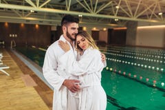 Pares jovenes que disfrutan de tratamientos y que se relajan en el centro del balneario de la salud imágenes de archivo libres de regalías Pares jovenes que disfrutan de tratamientos y que se relajan en el centro del balneario de la salud imágenes de archivo libres de regalías
