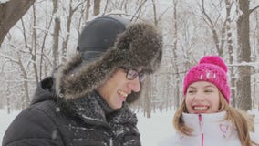Pares jovenes que se divierten junto en nieve en bolas de nieve que lanzan del arbolado del invierno almacen de video Pares jovenes que se divierten junto en nieve en bolas de nieve que lanzan del arbolado del invierno almacen de video