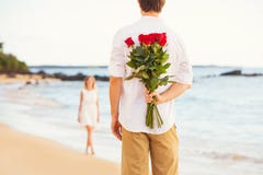 Pares jovenes románticos en amor, ramo de la sorpresa de la tenencia del hombre de r imagen de archivo libre de regalías Pares jovenes románticos en amor, ramo de la sorpresa de la tenencia del hombre de r imagen de archivo libre de regalías