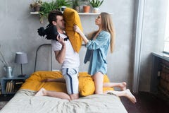 Pares loving no quarto que tem a luta de descanso imagens de stock royalty free Pares loving no quarto que tem a luta de descanso imagens de stock royalty free