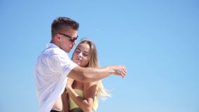 Pares loving que abraçam no deserto no vento filme Pares loving que abraçam no deserto no vento filme