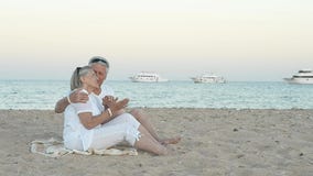 pares mayores que se sientan en una playa almacen de video pares mayores que se sientan en una playa almacen de video