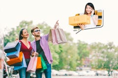 pares Multi-étnicos com saco de compras, proprietário empresarial pequeno novo do ponto do homem, bens da venda na chamada de tel imagem de stock royalty free pares Multi-étnicos com saco de compras, proprietário empresarial pequeno novo do ponto do homem, bens da venda na chamada de tel imagem de stock royalty free