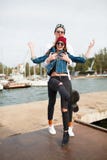Pares novos alegres que têm o divertimento e que riem junto fora foto de stock Pares novos alegres que têm o divertimento e que riem junto fora foto de stock
