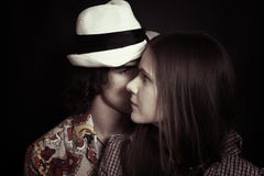 Pares novos no amor imagem de stock royalty free Pares novos no amor imagem de stock royalty free
