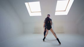 Pares novos que dançam o bachata no salão de dança vídeos de arquivo Pares novos que dançam o bachata no salão de dança vídeos de arquivo