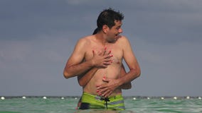 Pares novos que têm a natação do divertimento no oceano video estoque Pares novos que têm a natação do divertimento no oceano video estoque