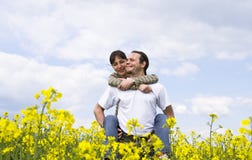 Pares ocasionais novos que têm o divertimento foto de stock Pares ocasionais novos que têm o divertimento foto de stock