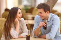 Pares ou amigos que falam em um restaurante