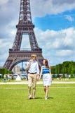 Pares que andam em Paris perto da torre Eiffel imagem de stock Pares que andam em Paris perto da torre Eiffel imagem de stock