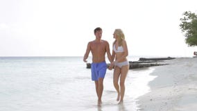 Pares que andam na praia bonita video estoque Pares que andam na praia bonita video estoque