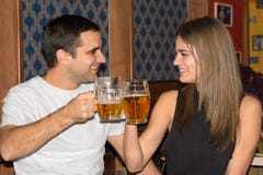 Pares que beben y que se divierten junto fotografía de archivo Pares que beben y que se divierten junto fotografía de archivo