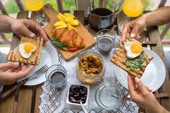 Pares que desayunan en el balcón Desayuno con la tostada, el atasco y el café imagen de archivo Pares que desayunan en el balcón Desayuno con la tostada, el atasco y el café imagen de archivo