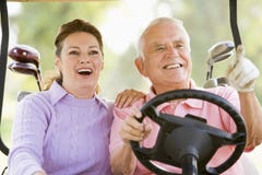 Pares que disfrutan de un juego del golf imágenes de archivo libres de regalías Pares que disfrutan de un juego del golf imágenes de archivo libres de regalías