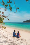 Pares que se relajan el vacaciones de verano de la playa imagen de archivo libre de regalías Pares que se relajan el vacaciones de verano de la playa imagen de archivo libre de regalías