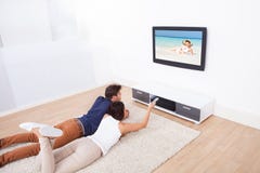 Pares que ven la TV en el país imagenes de archivo Pares que ven la TV en el país imagenes de archivo