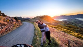Pares románticos que se detienen en viaje por carretera del día de fiesta foto de archivo libre de regalías Pares románticos que se detienen en viaje por carretera del día de fiesta foto de archivo libre de regalías