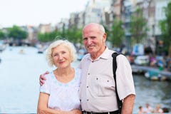 Pares superiores ativos que apreciam a viagem a Amsterdão foto de stock royalty free Pares superiores ativos que apreciam a viagem a Amsterdão foto de stock royalty free