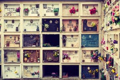 Parete cristiana italiana del cimitero di religione Fotografia Stock Parete cristiana italiana del cimitero di religione Fotografia Stock