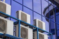 Parete di grande edificio per uffici con le finestre ed il condizionamento d'aria blu immagini stock libere da diritti Parete di grande edificio per uffici con le finestre ed il condizionamento d'aria blu immagini stock libere da diritti