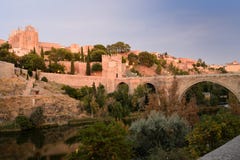 Pareti, monastero, ponte di San Martin e fiume Tajo a Toledo Fotografia Stock Pareti, monastero, ponte di San Martin e fiume Tajo a Toledo Fotografia Stock