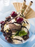 Parfait de crême glacée de 'brownie' de chocolat Parfait de crême glacée de 'brownie' de chocolat