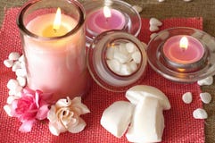 Parfümierte Kerzen, Seife und andere Badekurort- und entspannendeprodukte lizenzfreie stockfotos Parfümierte Kerzen, Seife und andere Badekurort- und entspannendeprodukte lizenzfreie stockfotos