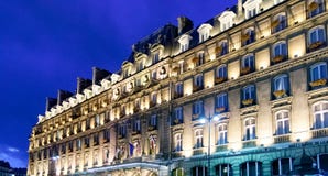 PARIJS, FRANKRIJK 23 APRIL Hoofdvoorgevel van het Hotel Hilton Paris Opera royalty-vrije stock afbeelding PARIJS, FRANKRIJK 23 APRIL Hoofdvoorgevel van het Hotel Hilton Paris Opera royalty-vrije stock afbeelding