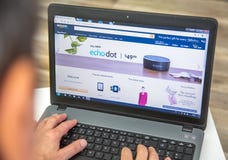 Parijs, Frankrijk - Januari 27, 2017: Mens die laptop met behulp van om met de Eerste homepage van Amazonië te verbinden Eerste A royalty-vrije stock afbeelding Parijs, Frankrijk - Januari 27, 2017: Mens die laptop met behulp van om met de Eerste homepage van Amazonië te verbinden Eerste A royalty-vrije stock afbeelding