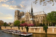 Parijs, Notre Dame met boot op Zegen, Frankrijk royalty-vrije stock afbeeldingen Parijs, Notre Dame met boot op Zegen, Frankrijk royalty-vrije stock afbeeldingen