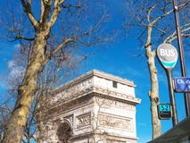 Paris Arc de Triomphe et l'arrêt d'autobus signe des Frances d'Etoile d'endroit photo libre de droits Paris Arc de Triomphe et l'arrêt d'autobus signe des Frances d'Etoile d'endroit photo libre de droits