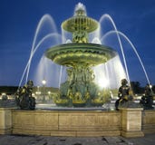 Paris : Fontaine à la place de la Concorde au nig photographie stock Paris : Fontaine à la place de la Concorde au nig photographie stock