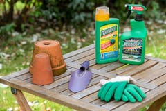 Paris, France - 15 août 2018 : Herbicide sur une table en bois dans un jardin français Le rassemblement est un nom de marque d'un images stock Paris, France - 15 août 2018 : Herbicide sur une table en bois dans un jardin français Le rassemblement est un nom de marque d'un images stock