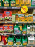 Paris, France - 27 avril 2019 : ?tag?res avec un grand choix d'herbicides dans un hypermarch? fran?ais Le rassemblement est un no photo libre de droits Paris, France - 27 avril 2019 : ?tag?res avec un grand choix d'herbicides dans un hypermarch? fran?ais Le rassemblement est un no photo libre de droits